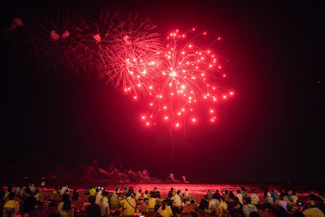 Feels hot at night: Miura Beach Fireworks Festival